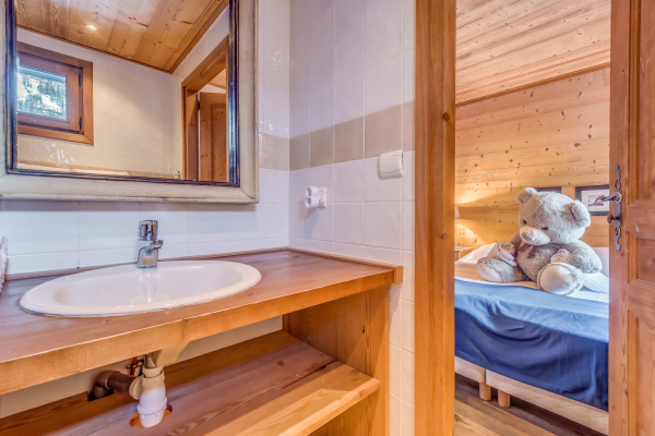 j&n-bathroom-bedroom